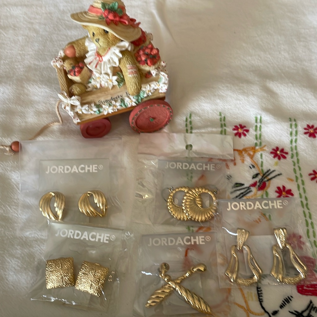 Retro Jordache Pierced Earrings Gold Tone On Cards Five Pair 15$